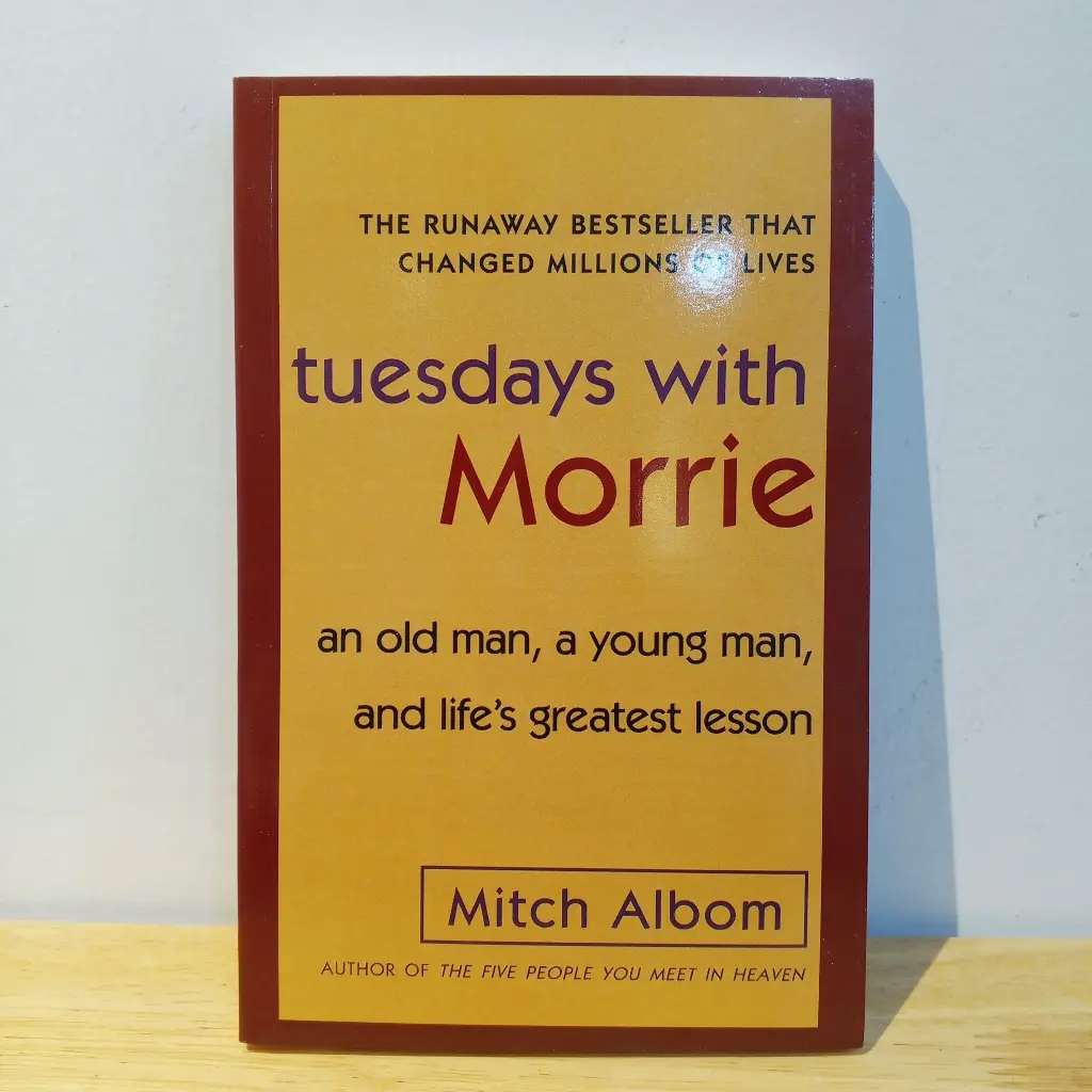 Tuesdays with Morrie: an old man, a young man, and life's greatest lesson - Mitch Albom (Imported Reprint)