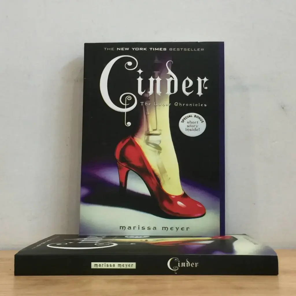 Cinder (The Lunar Chronicle #1) - Marissa Meyer (Local Reprint)