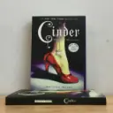 Cinder (The Lunar Chronicle #1) - Marissa Meyer (Local Reprint)